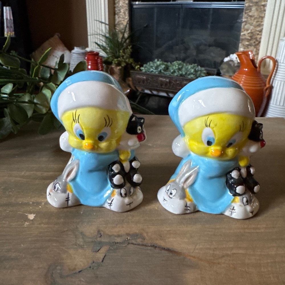 Vintage Looney Tunes Tweety Bird Sylvester Bugs Bunny Ceramic Salt Pepper Shaker